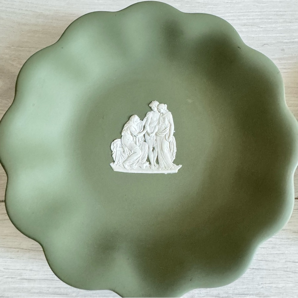Wedgwood Jasperware Sage Green Vanity Dishes and Trinket Box Scalloped Edge - Picture 5 of 11
